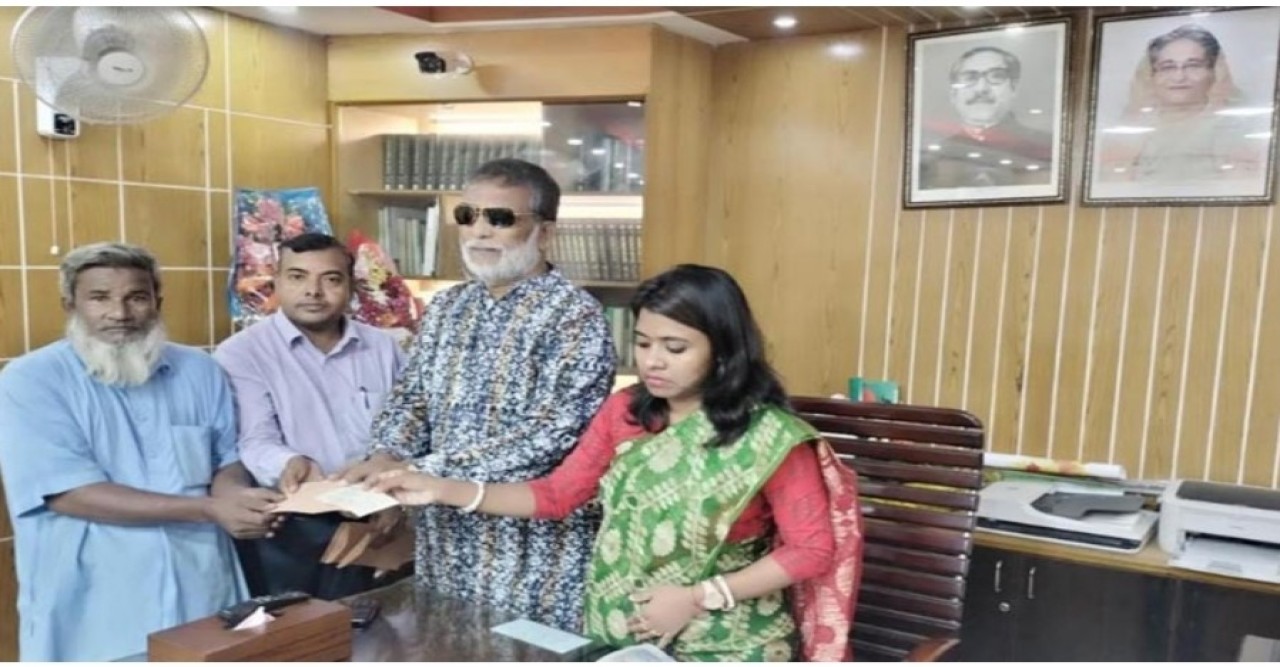 আদমদীঘিতে অগ্নিকান্ডে ক্ষতিগ্রস্থ ব্যবসায়ীদের অর্থ সহায়তা প্রদান