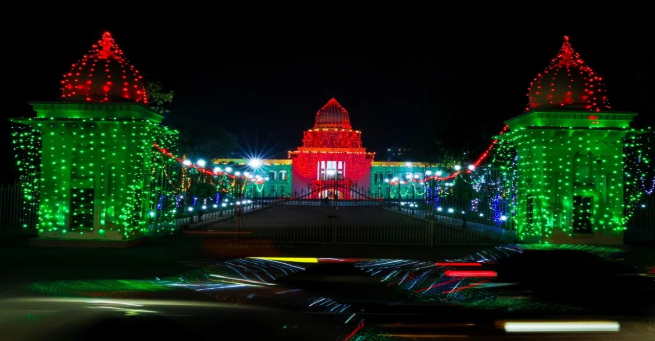 বিজয় দিবসে লাল-সবুজ আলোয় সেজেছে ঢাকা