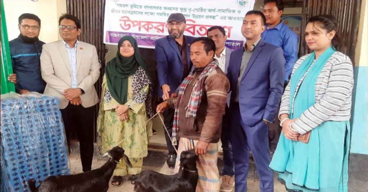 বগুড়া আদমদীঘিতে ক্ষুদ্র নৃ-গোষ্ঠীর মাঝে ছাগল ও উপকরণ বিতরন