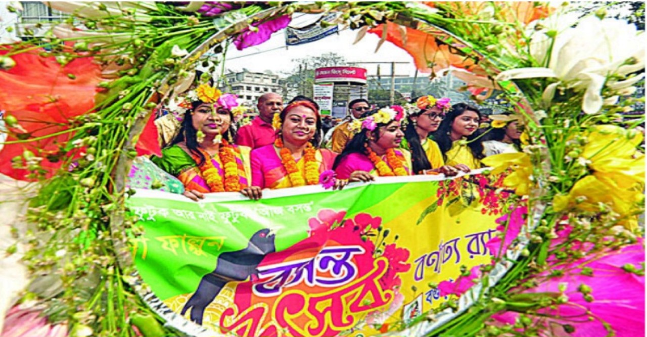 বসন্তের সাজসজ্জায় মেতেছে বগুড়া , ফুল ফুটুক আর নাই ফুটুক আজ বসন্ত