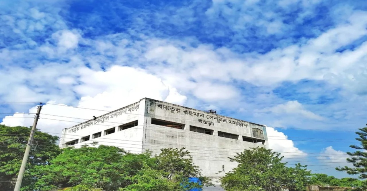 বগুড়ায় প্রতিদিন বায়তুর রহমান সেন্ট্রাল মসজিদে এক হাজার মুসল্লী ইফতার করছেন