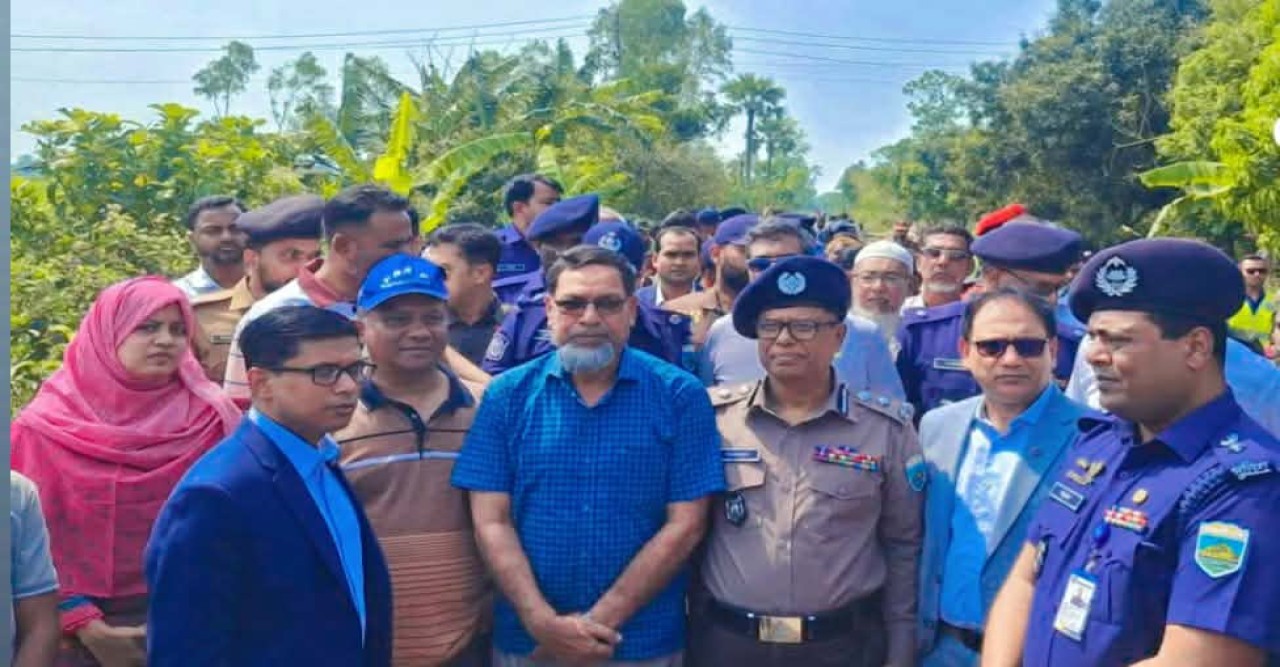 নীলসাগর ট্রেন দুর্ঘটনাস্থল পরিদর্শনে  বিভাগীয় কমিশনার ও ডি আই জি এবং বগুড়া জেলা প্রশাসক