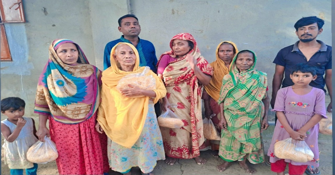 বিশিষ্ট বেতার শ্রোতা এবং সাংবাদিক এম আব্দুর রাজ্জাক এর পক্ষ থেকে  ঈদ উপহার সামগ্রী বিতরণ