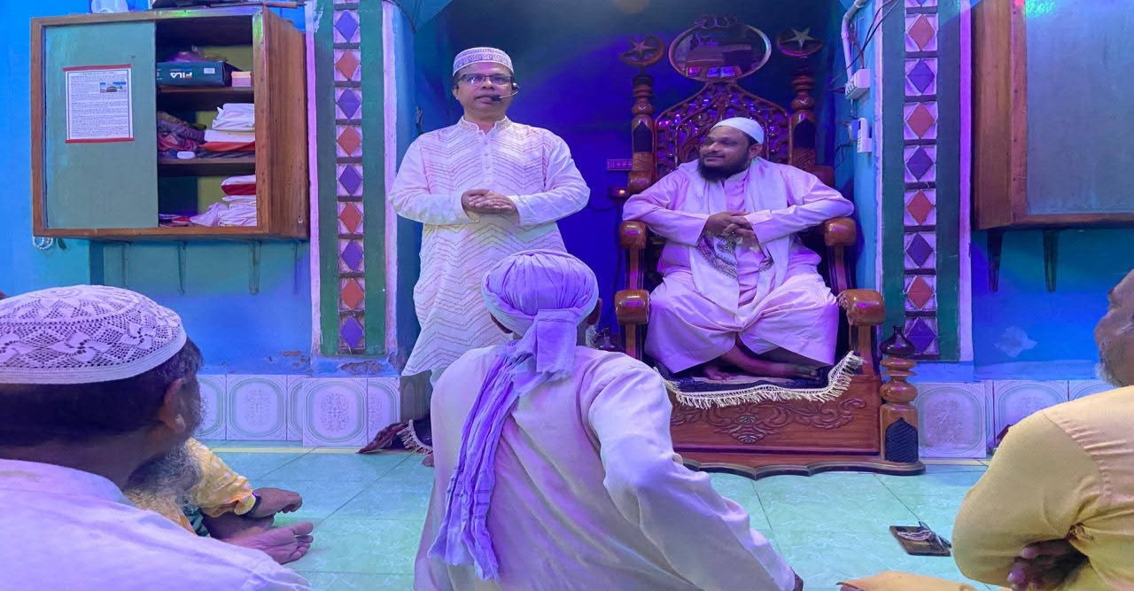 আদমদিঘী উপজেলার  চাঁপাপুর ইউনিয়নের, বাজারে পবিত্র জুম্মার নামাজ আদায় করলেন থানার ওসি