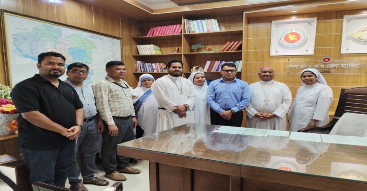 রাজশাহী জেলা প্রশাসকের সাথে ধর্মপ্রদেশের বিশপ জের্ভাস রোজারিওর সৌজন্য সাক্ষাৎ