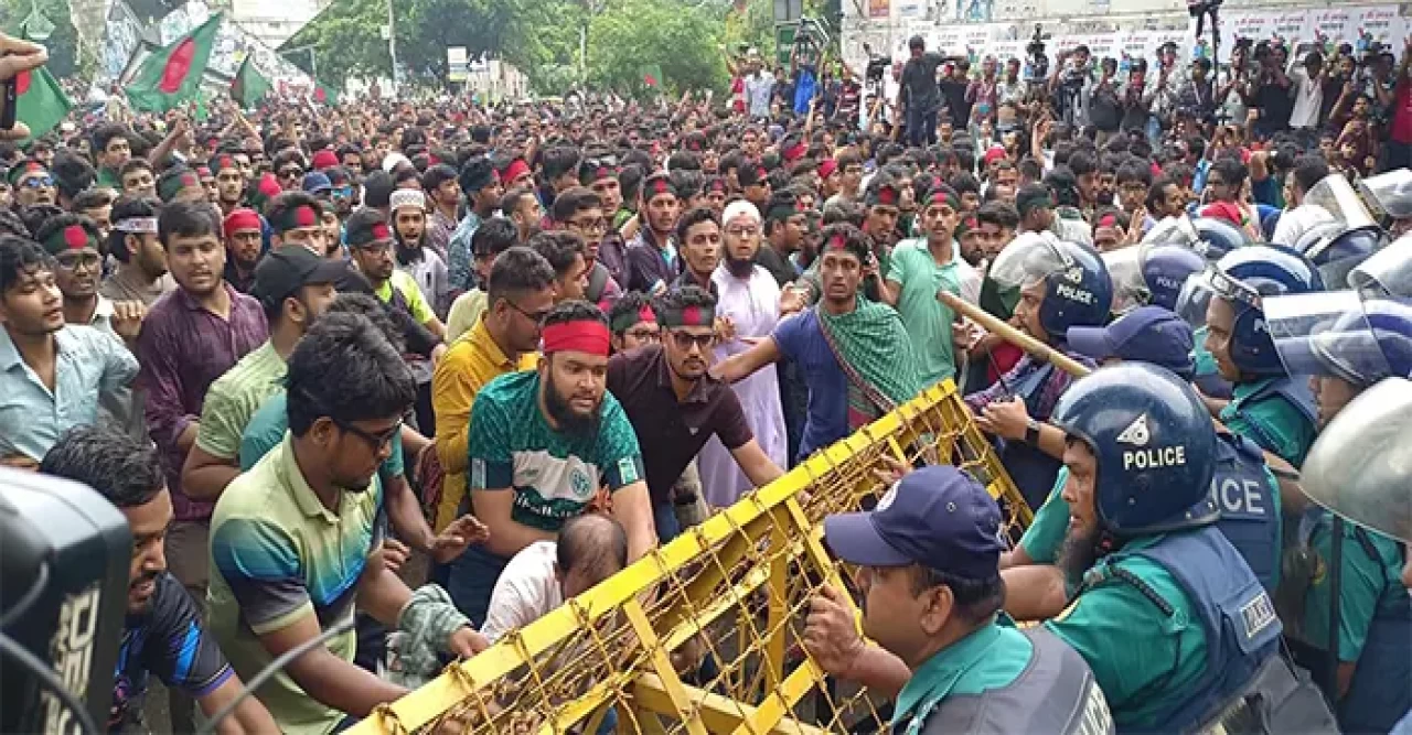 শাহবাগে পুলিশের ব্যারিকেড ভাঙলো কোটার যৌক্তিক সংস্কারের দাবিতে ডাকা আন্দোলনকারীরা