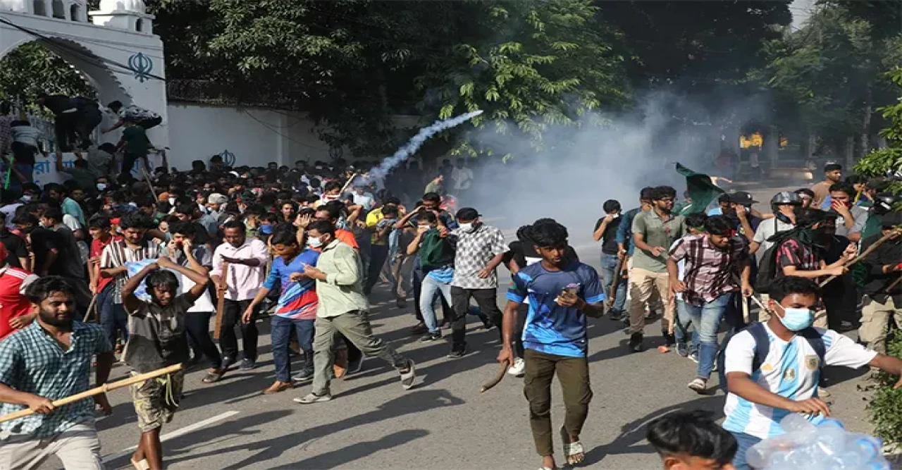 ঢাবিতে শিক্ষার্থীদের ওপর সাউন্ড গ্রেনেড, টিয়ারসেল ও রাবার বুলেট নিক্ষেপ
