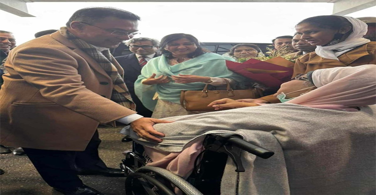 লন্ডনে পৌঁছেছেন খালেদা জিয়া, মাকে স্বাগত জানালেন তারেক রহমান