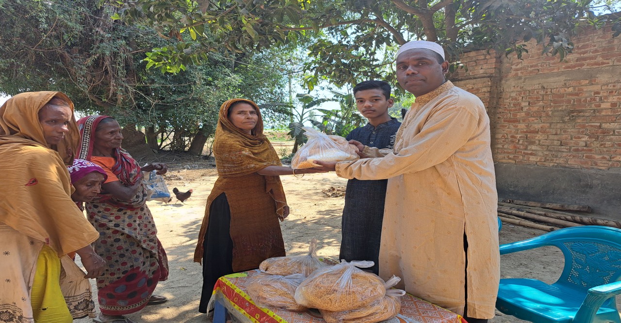 বিশিষ্ট বেতার শ্রোতা এবং সাংবাদিক এম আব্দুর রাজ্জাক এর পক্ষ থেকে ঈদ উপহার সামগ্রী বিতরণ