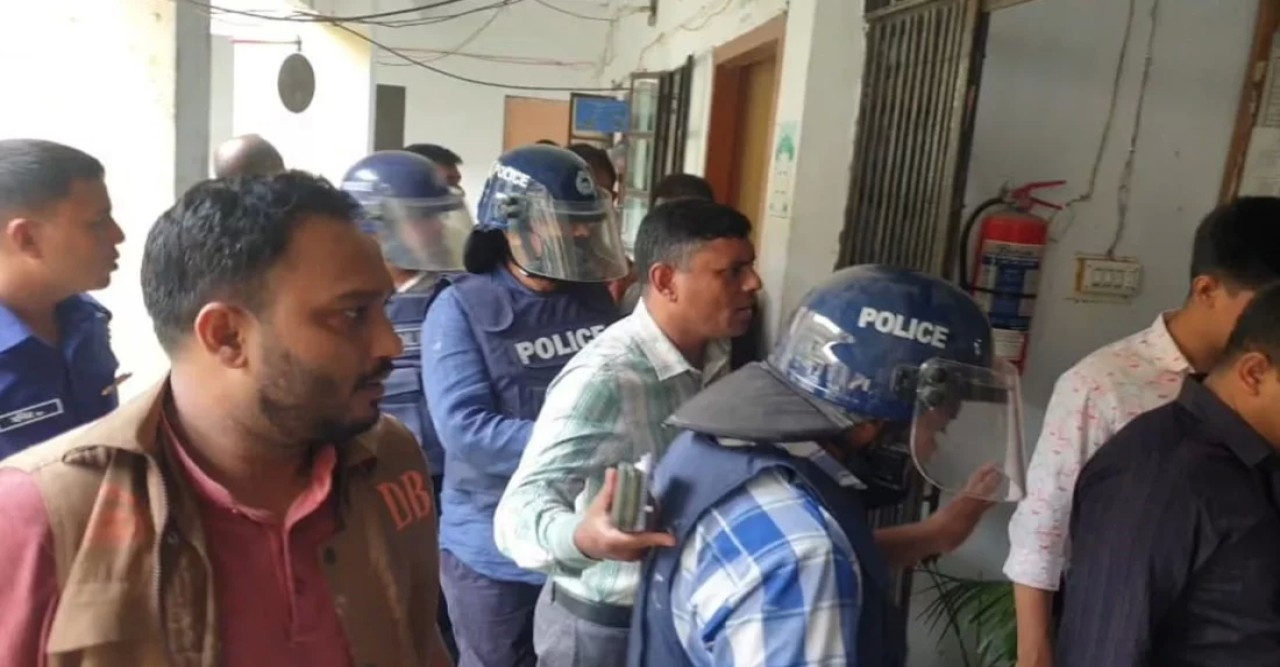 সাংবাদিক শ্যামল দত্ত ও মোজাম্মেল বাবুর ওপর ডিম নিক্ষেপ