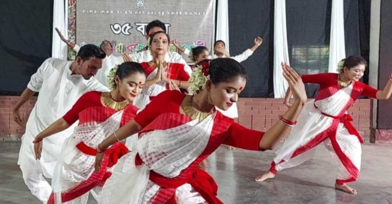 বগুড়ার 'আমরা ক'জন' শিল্পী গোষ্ঠীর বছরব্যাপী অনুষ্ঠান মালার উদ্বোধন