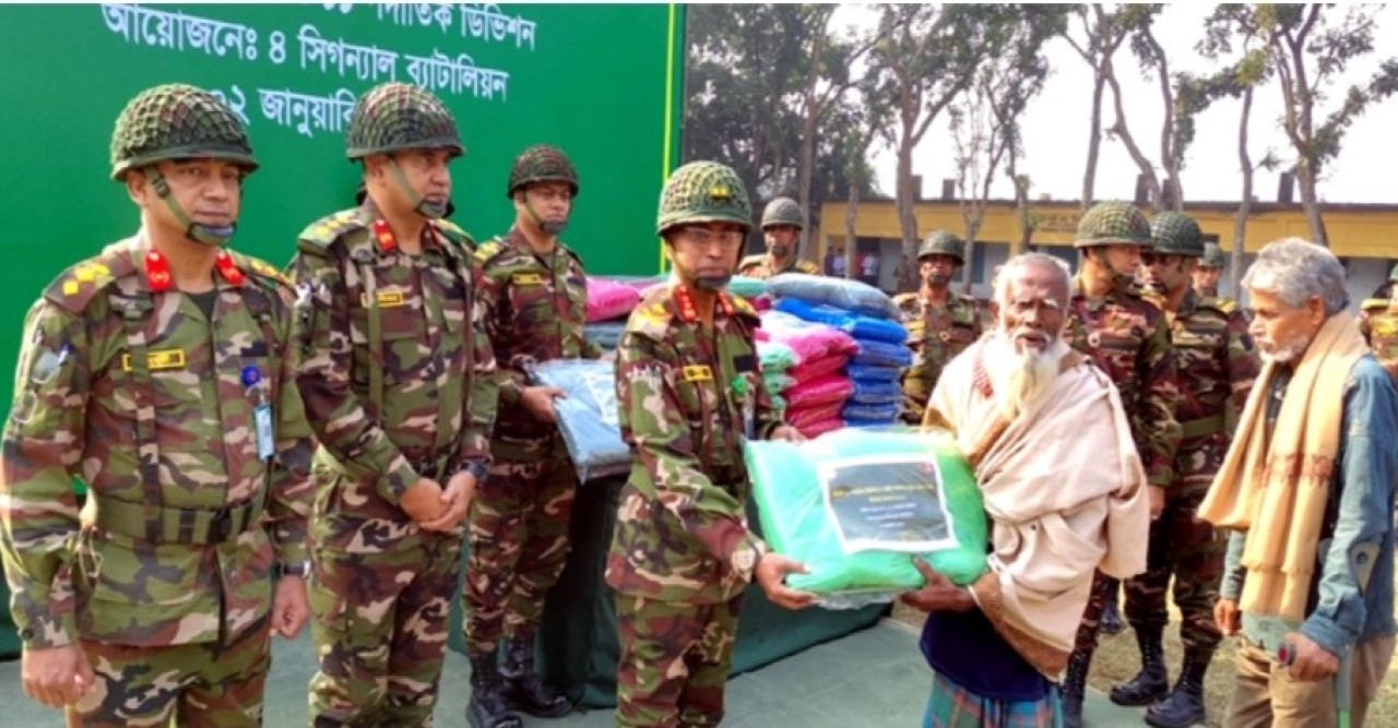 বগুড়ায় শীতার্ত মানুষের মাঝে সেনাবাহিনীর শীতবস্ত্র বিতরণ