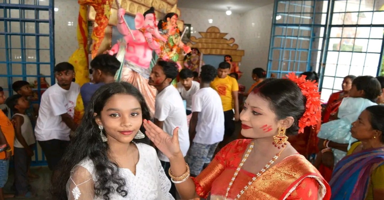বগুড়ায় সিঁদুররাঙা হাসিমুখে নেচে গেয়ে দেবীকে বিদায়