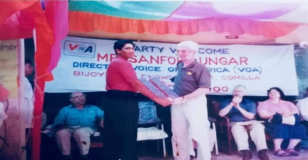 এপ্রিল ২০০০ বাংলাদেশে ভয়েস অফ আমেরিকা পরিচালক স্যানফোর্ড জে আংগার আসেন বিজয়করায়