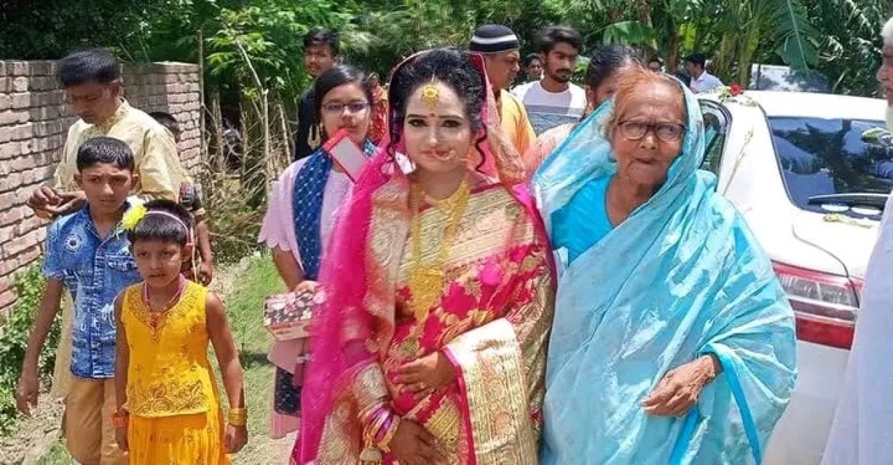সাংবাদিক বরের বাড়িতে বিয়ে করতে এলেন কনে