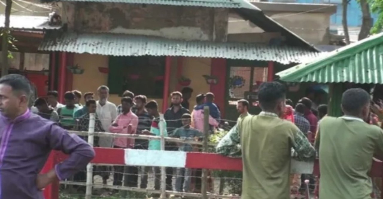 কাঁটাতারের বেড়া ভালোবাসা ভাগ করতে পারেনি!