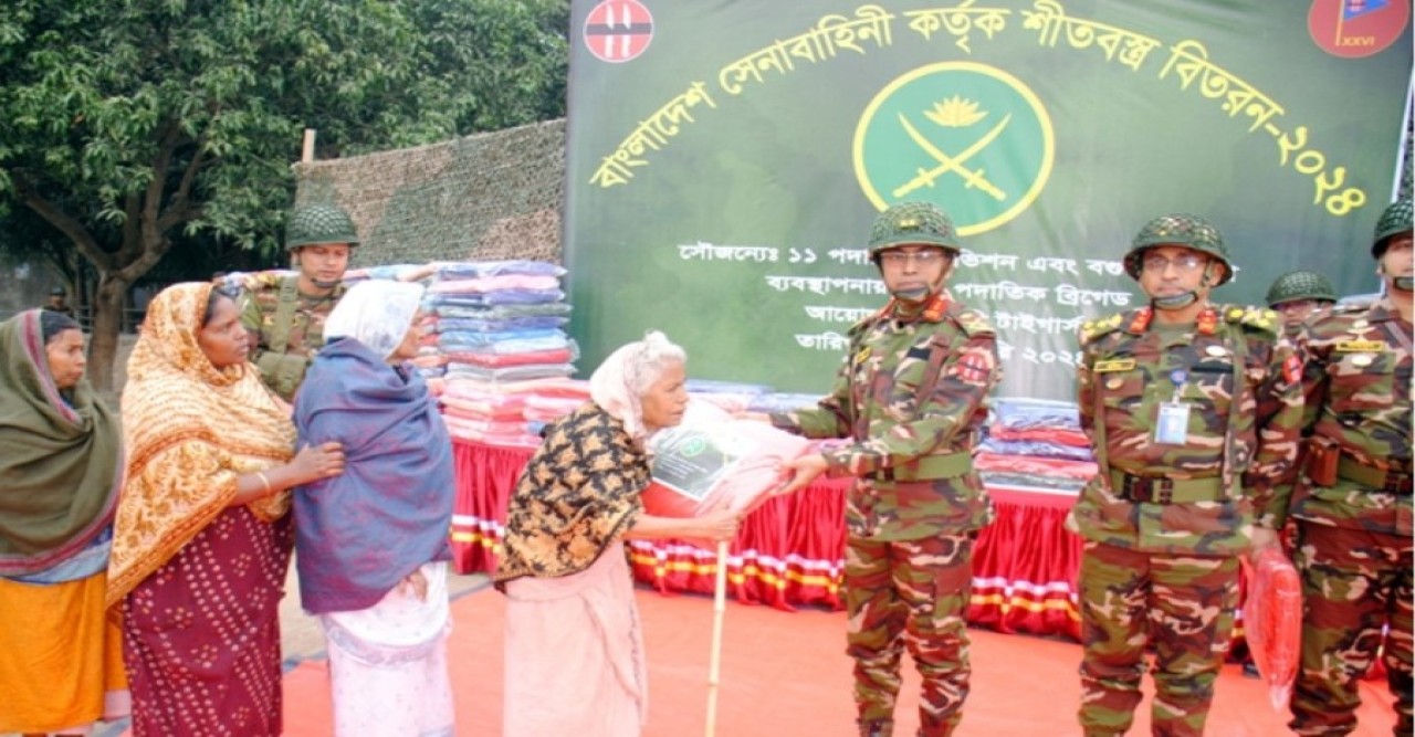 নওগাঁ জেলায় শীতার্ত মানুষের মাঝে সেনাবাহিনীর কম্বল বিতরণ