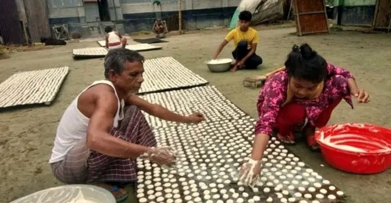 গাইবান্ধায় ডালের বড়ায় সংসার চলে অর্ধশত পরিবারের