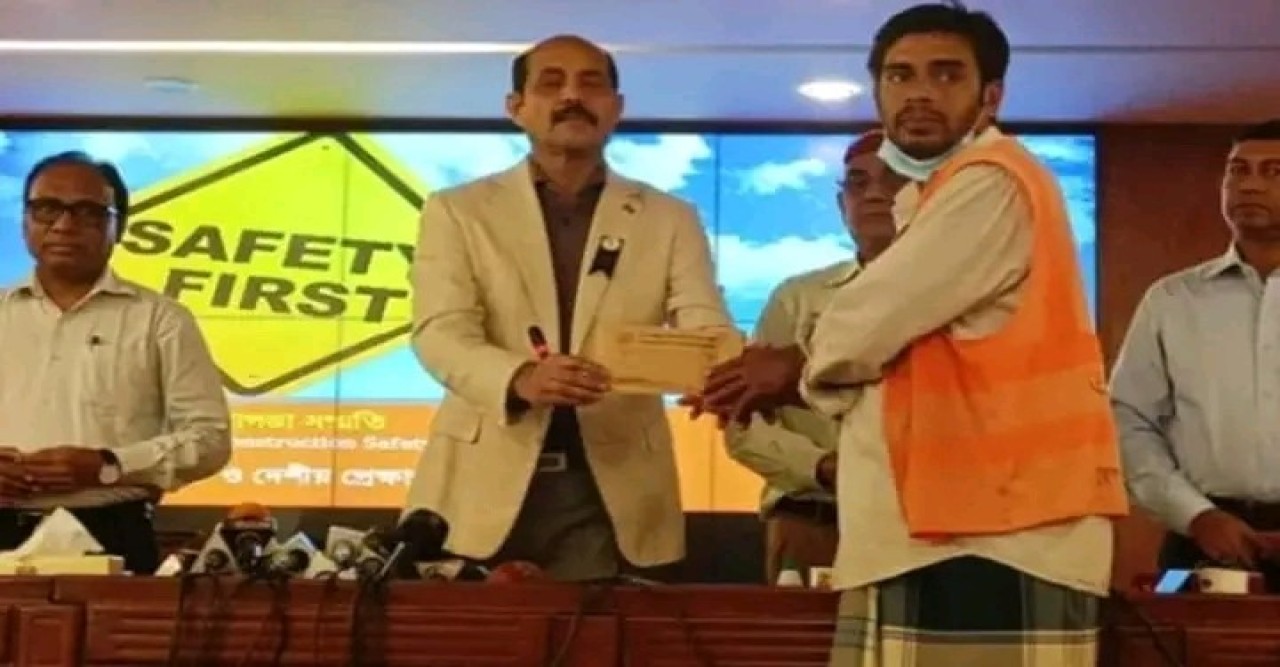 আইফোন ফিরিয়ে দিয়ে সততার পরিচয় দিলেন রিকশাচালক আমিনুল