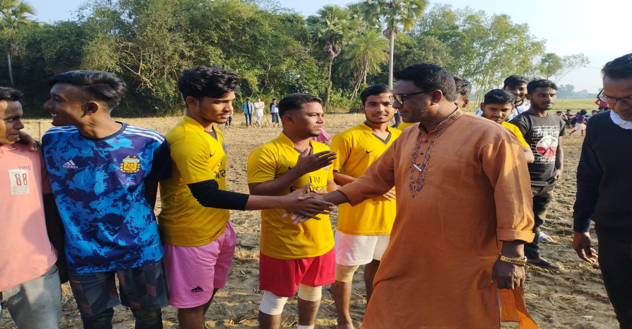 D.X.N এর সৌজন্যে ফুটবল ক্রীড়া প্রতিযোগিতার ম্যাচের শুভ উদ্বোধন করলেন চেয়ারম্যান আব্দুল হক আবু