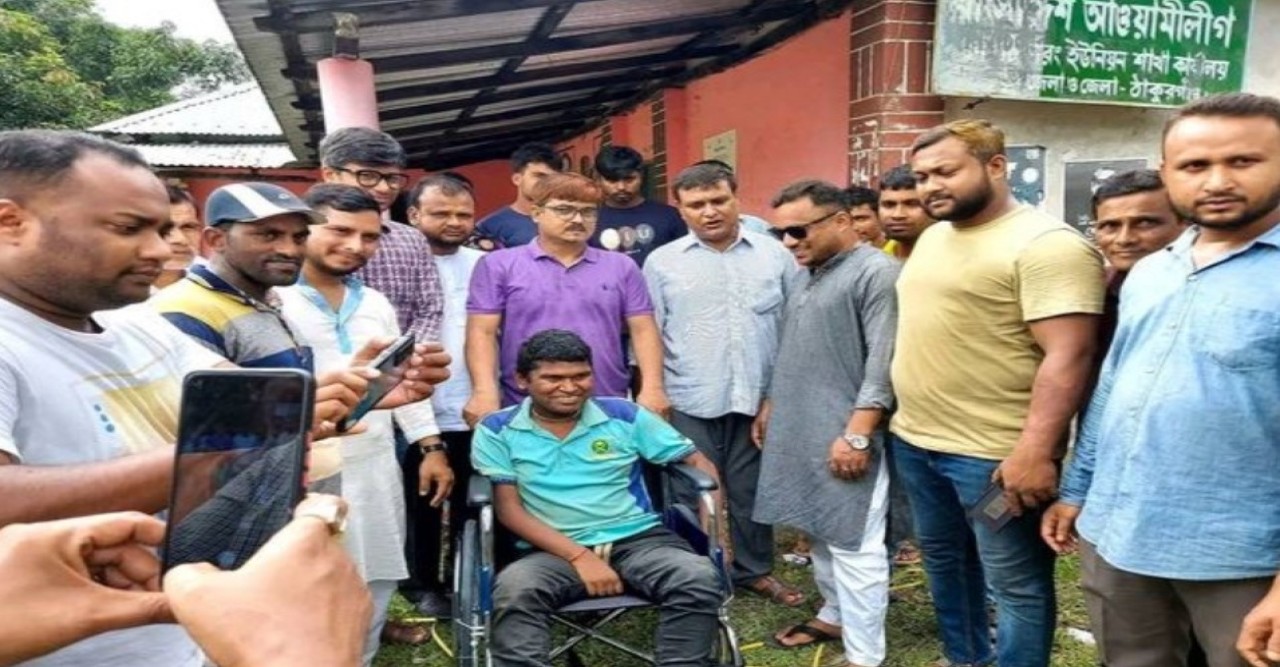 ঠাকুরগাঁওয়ে ফেইসবুক স্টেটাস দেখে হুইল চেয়ার নিয়ে ছুটে গেলেন মানবতার ফেরিওয়ালা