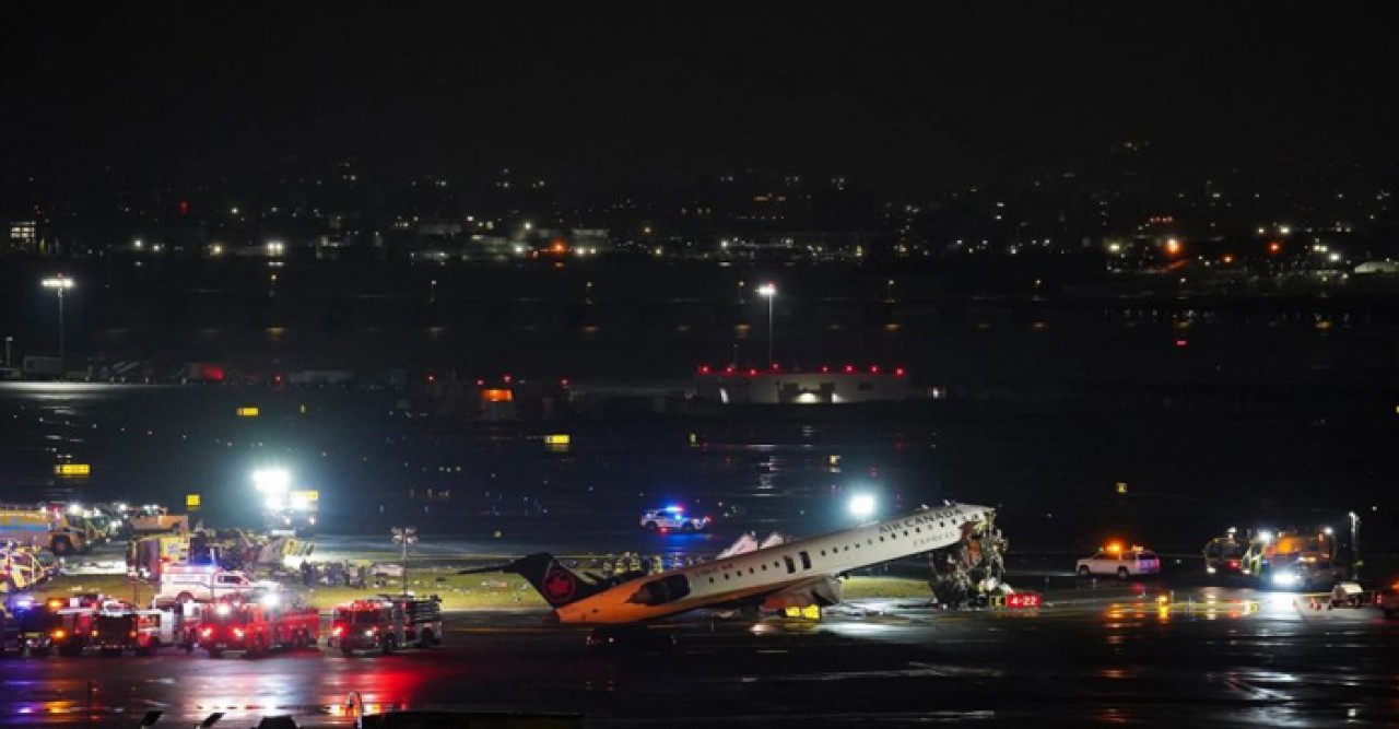 নিউ ইয়র্কে উড়োজাহাজ ও ফায়ার ট্রাকের সংঘর্ষ, ২ পাইলট নিহত