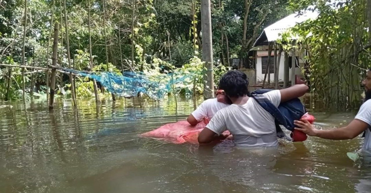 বন্যায় ১১ জেলায় ১২ লাখ পরিবার পানিবন্দি, মৃতের সংখ্যা বেড়ে ২৩