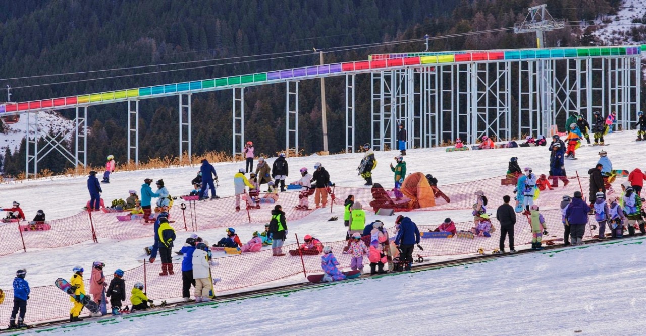 তুষার ছুটিতে স্কি রিসোর্টে ভিড়, টিকিট বুকিংয়ে রেকর্ড বৃদ্ধি