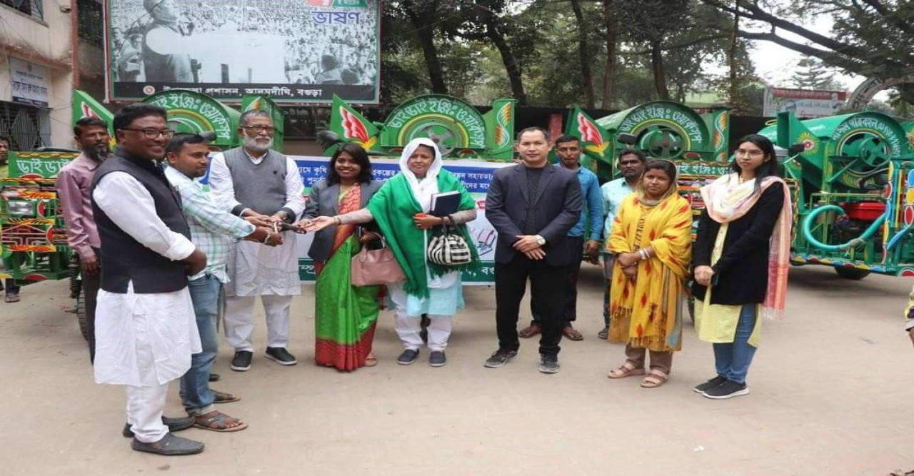 আদমদীঘিতে উন্নয়ন সহায়তা ভর্তুকিতে ধান মাড়াই যন্ত্র বিতরণ