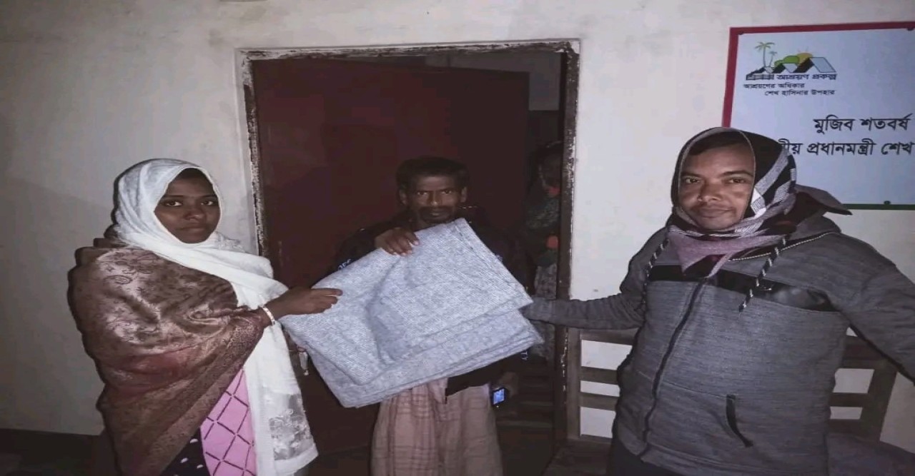 আদমদীঘিতে গভীর রাতে অসহায় দুস্থ শীতার্থ মানুষের মাঝে শীতবস্ত্র বিতরণ