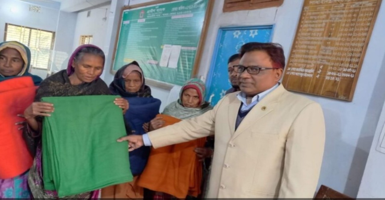 আদমদীঘিতে গ্রামীন ব্যাংকের উদ্দোগে ভিক্ষুক সদস্যদের মাঝে কম্বল বিতরন