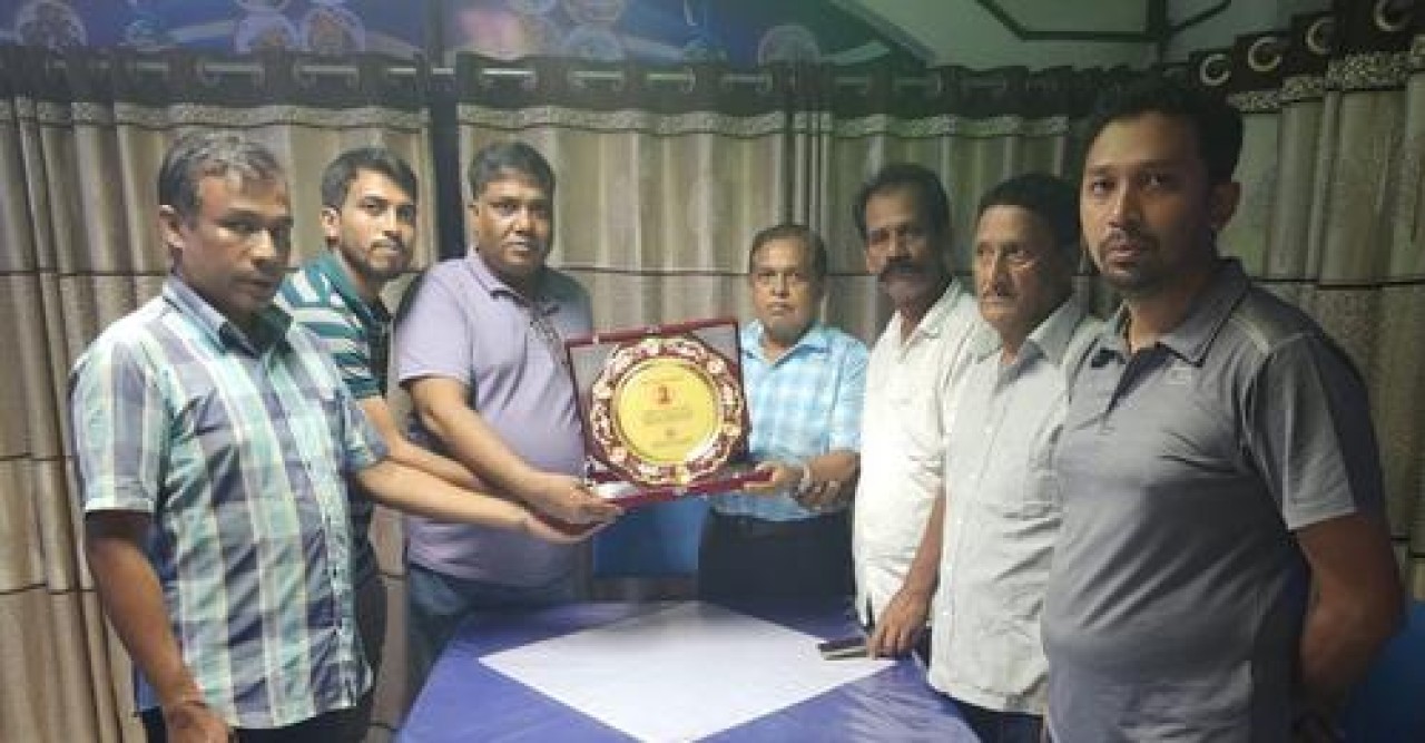 ভারতের রেডিও অ্যাক্টিভিস্ট প্রদীপ কুণ্ডকে আইআরআইবি ফ্যান ক্লাব বাংলাদেশ'র সম্মাননা