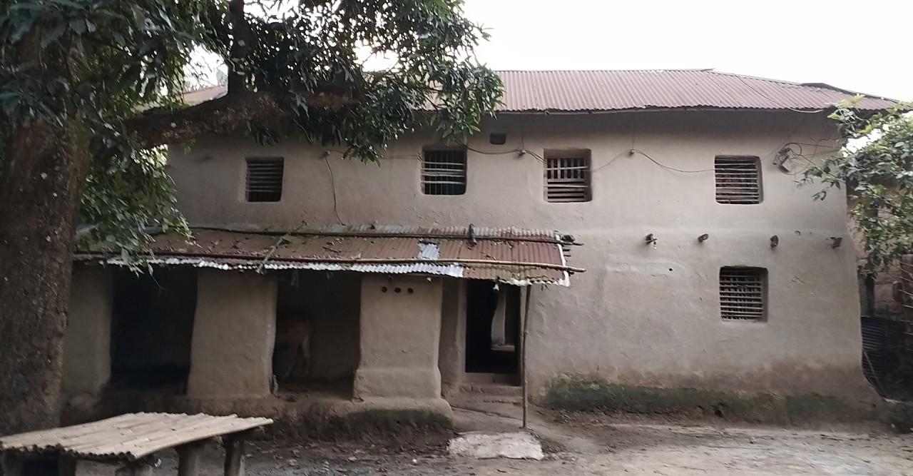 গ্রাম বাংলার চিরচেনা ঐতিহ্যের ‘কাঁচামাটির ঘর’ বিলুপ্তির পথে
