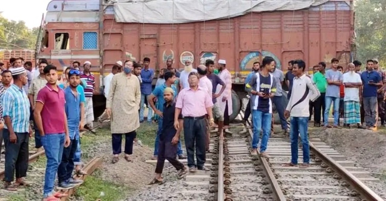 অল্পের জন্য বেঁচে গেলেন মিতালী এক্সপ্রেসের ৮৪ যাত্রী
