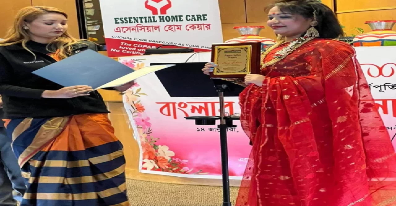 বিশেষ সম্মাননা স্মারক পেলেন বিশিষ্ট লেখক ও সাংবাদিক মনিজা রহমান