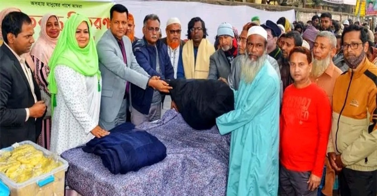 বগুড়ায় ছিন্নমূল মানুষের মাঝে মুনলাইটের শীতবস্ত্র ও খাবার বিতরণ