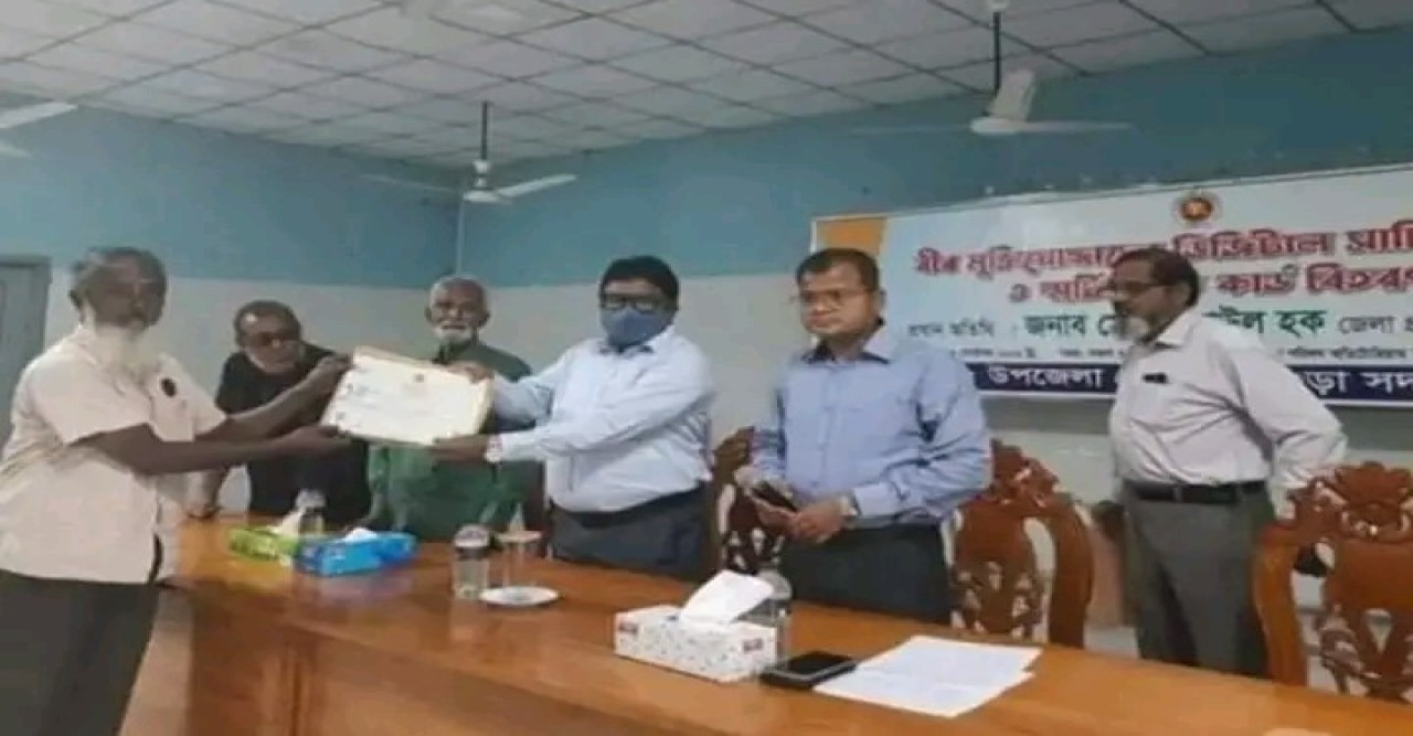 বগুড়ায় বীর মুক্তিযোদ্ধাদের মাঝে স্মার্ট আইডি কার্ড বিতরণ