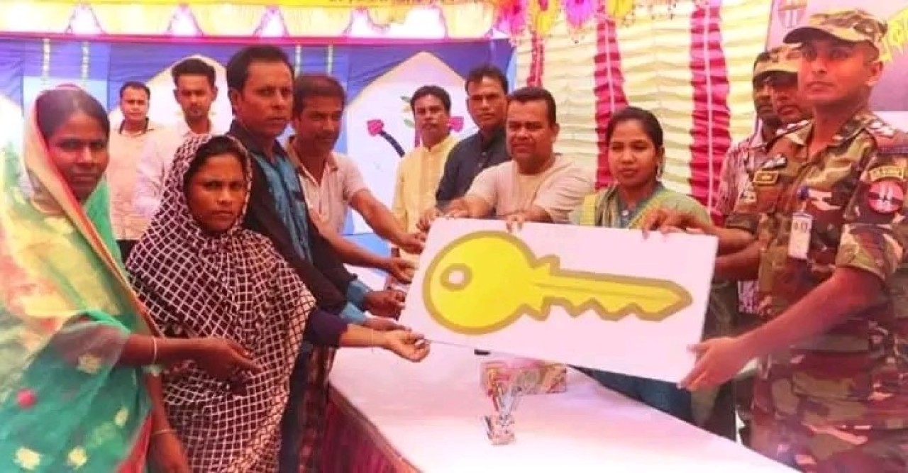 নওগাঁয় সেনাবাহিনীর নির্মিত আবাসন প্রকল্প হস্তান্তর