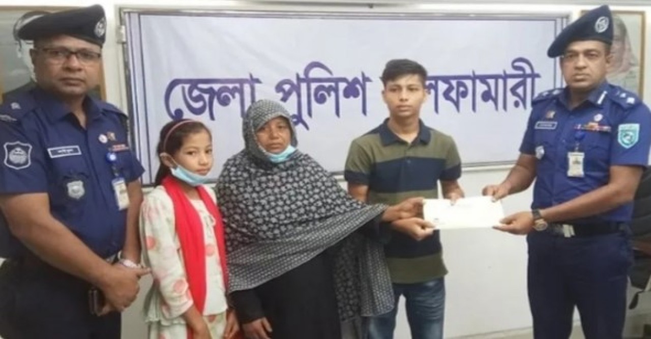 রনির মুখে হাসি ফুটিয়েছেন নীলফামারী পুলিশ সুপার।