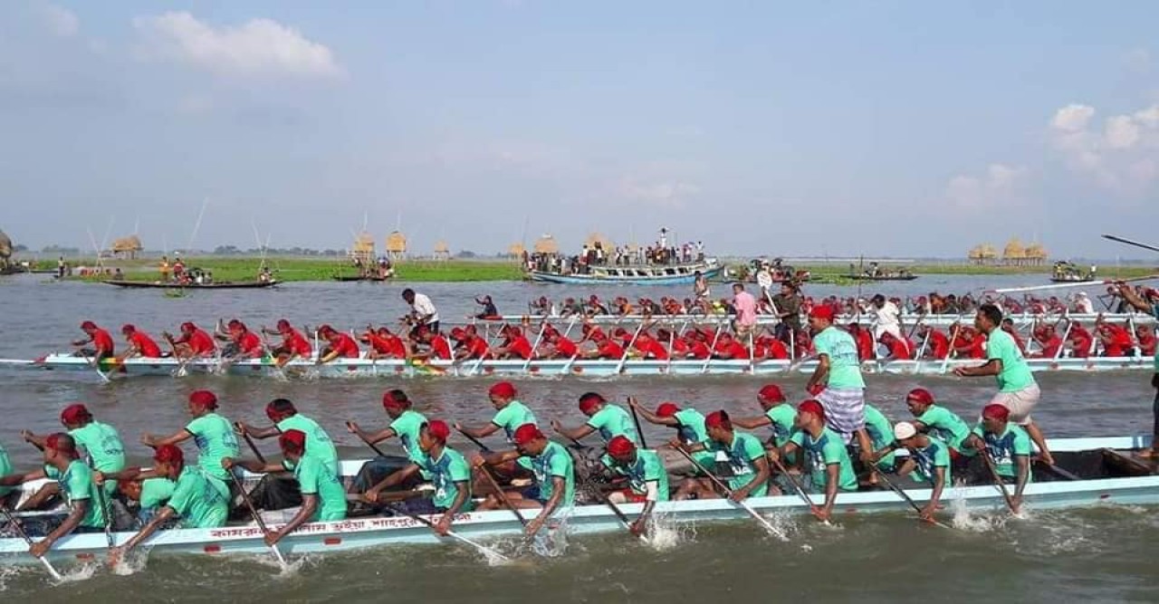 গ্রামবাংলার ঐতিহ্যকে টিকিয়ে রাখতে নওগাঁয় নৌকা বাইচ প্রতিযোগিতা