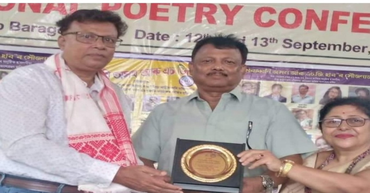 ভারতে কবি সম্মেলনে শ্রেষ্ঠ কবির সম্মাননা পেলেন কবি আককাস