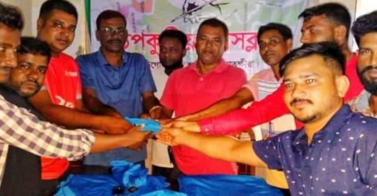 উপদেষ্টা কর্তৃক উপকুলীয় প্রেসক্লাবের সাংবাদিকদের গেঞ্জি বিতরণ অনুষ্ঠান ও আলোচনা সভা