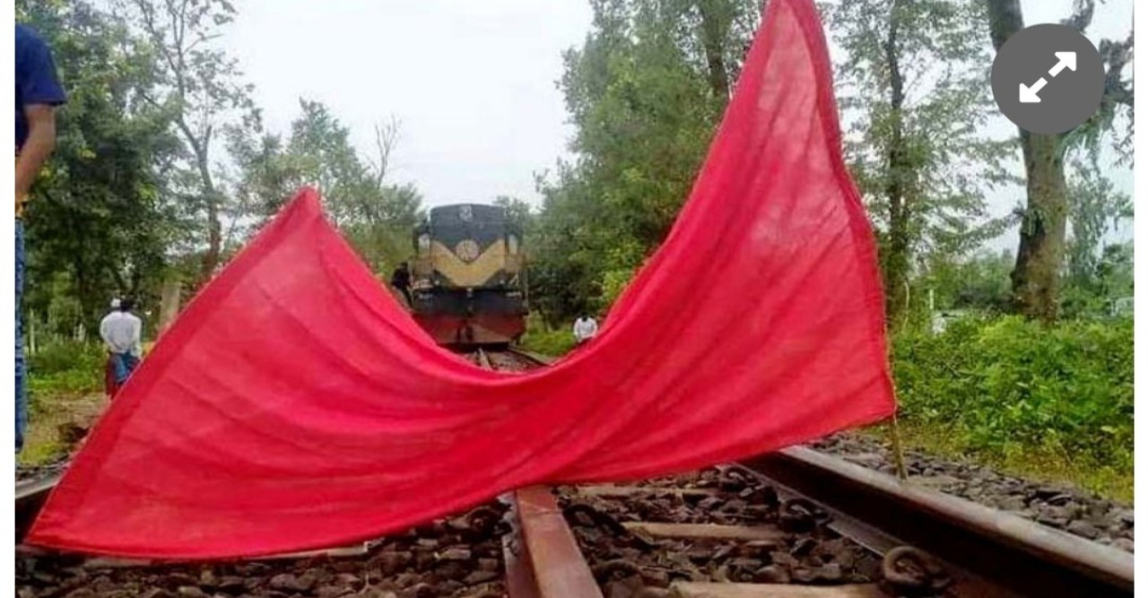 আদমদীঘিতে অল্পের জন্য রক্ষা পেল ট্রেন