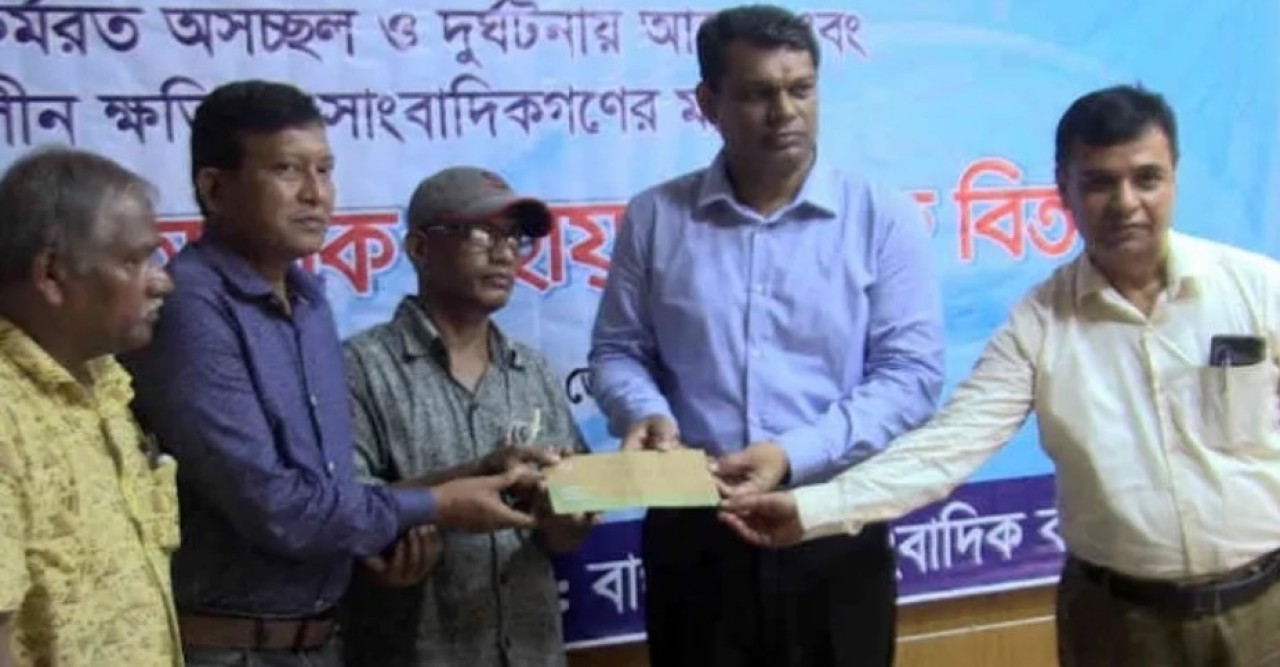 রংপুরে দুই সাংবাদিক পরিবারের মাঝে প্রধানমন্ত্রীর আর্থিক সহায়তার চেক বিতরণ
