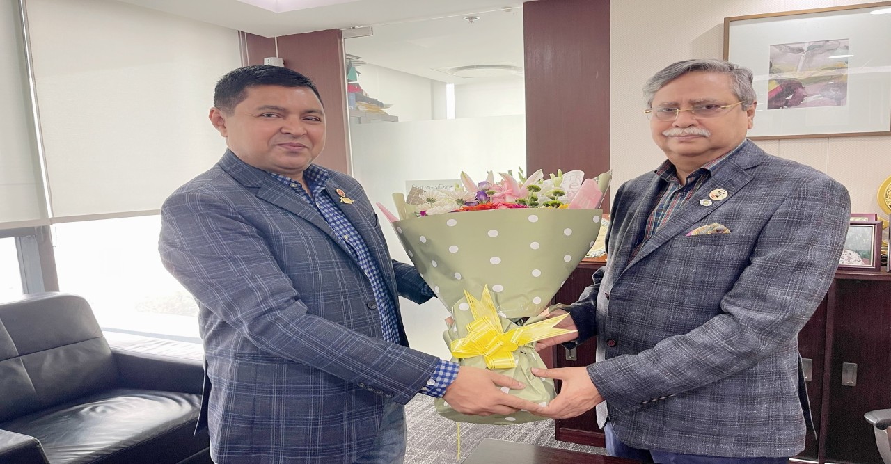 নব নির্বাচিত রাষ্ট্রপতি মো: সাহাবুদ্দিন’র সাথে লেখক সাংবাদিক শিব্বীর আহমেদ’র শুভেচ্ছা বিনিময়