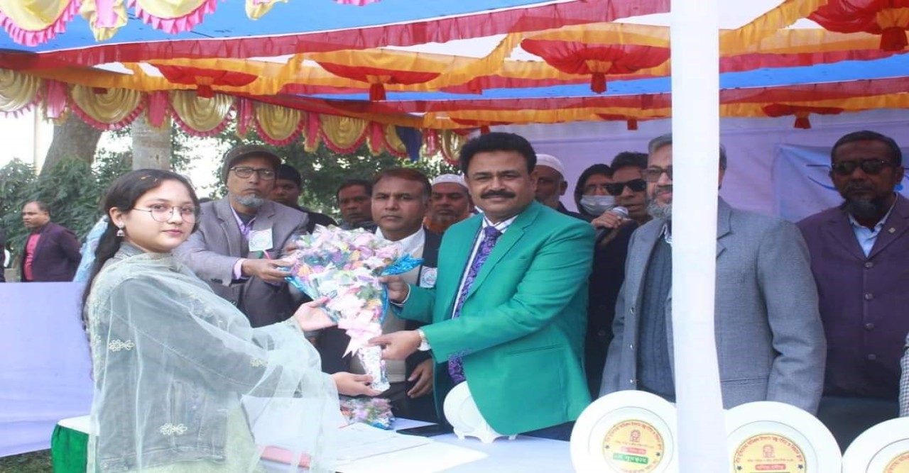 সান্তাহারে বীর মুক্তিযোদ্ধা আমিরুল ইসলাম মঞ্জু বিজ্ঞান ও গণিত ক্লাবের আয়োজনে ক্রীড়া প্রতিযোগিতার পুরস্কার বিতরন