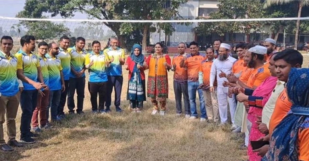 আদমদীঘি উপজেলা প্রশাসন ও কলেজ শিক্ষকদের মাঝে প্রীতি ভলিবল টুর্ণামেন্ট