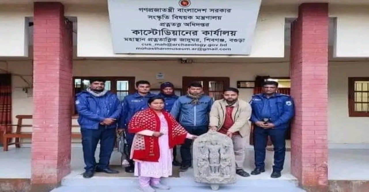 পাচারে ব্যর্থ হওয়া কোটি টাকা মূল্যের কষ্টিপাথরের মূর্তি উদ্ধার করে সরকারি দপ্তরে জমা