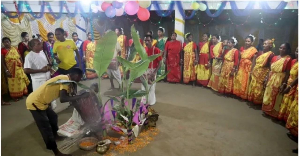 নেচে-গেয়ে কারাম উৎসবে মেতে উঠলেন আদিবাসীরা