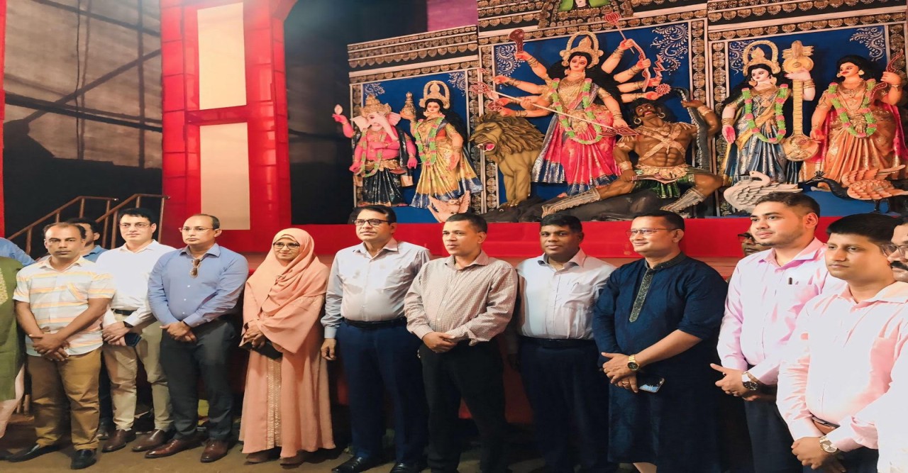 বগুড়ার শেরপুরে পূজা মণ্ডপ পরিদর্শন করলেন প্রধান উপদেষ্টার কার্যালয়ের সচিব